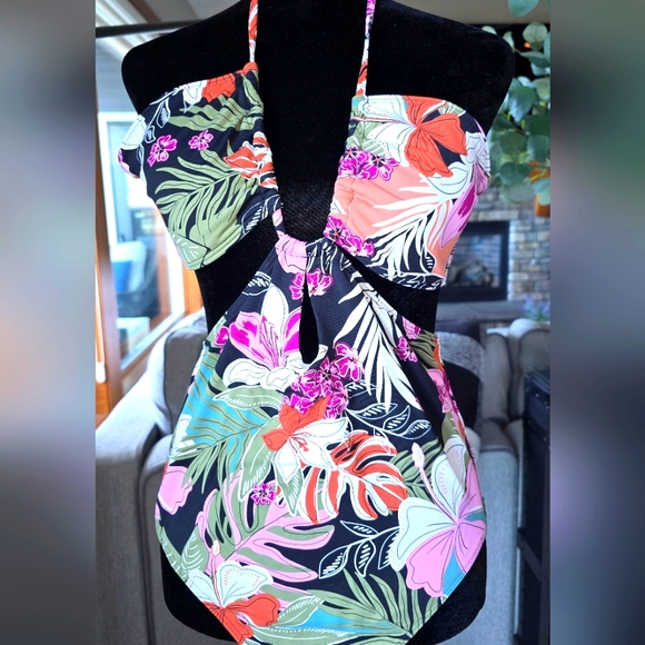 ROXY NWT swimsuit with cutouts Size Large - Picture 4 of 10